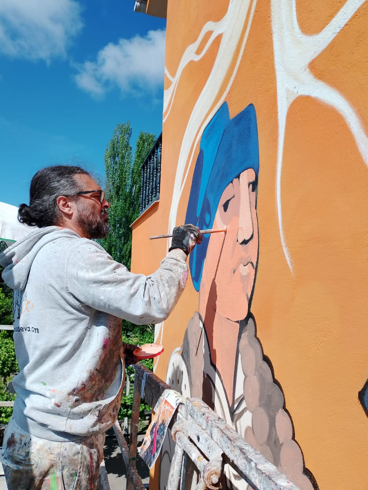 Carlos Adeva pintando el mural en Riofru00edo