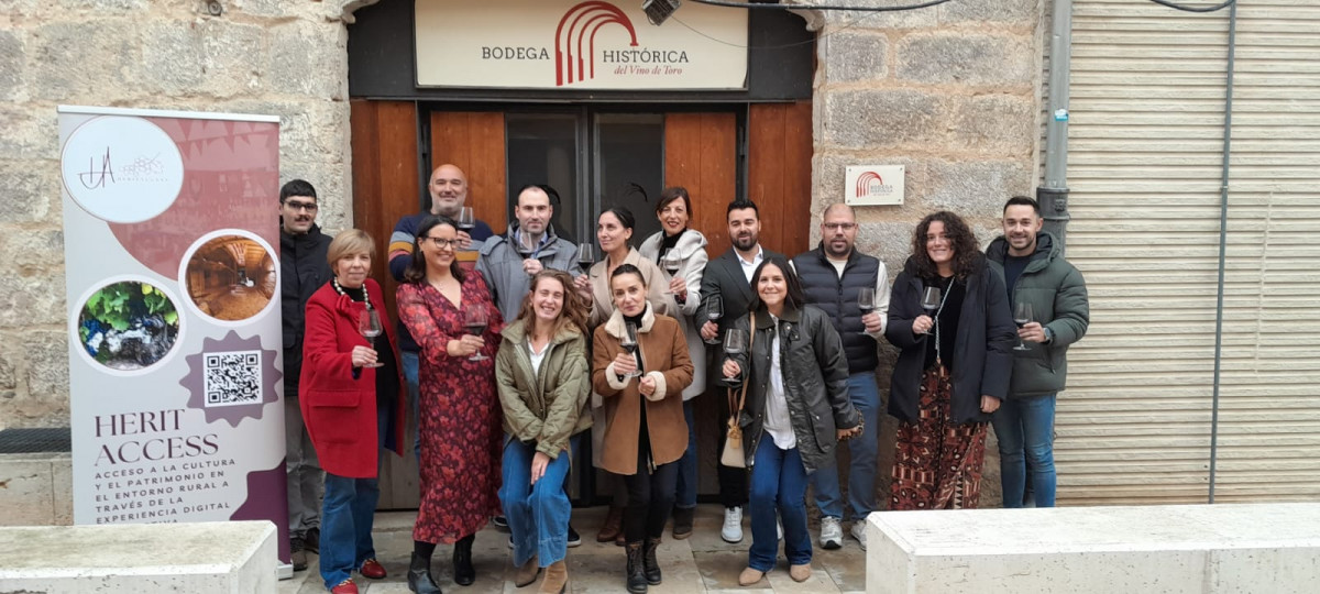 Socios de la Ruta del Vino de Toro, junto al equipo de Footprints y otros asistentes a la presentaciu00f3n del proyecto HeritAcces