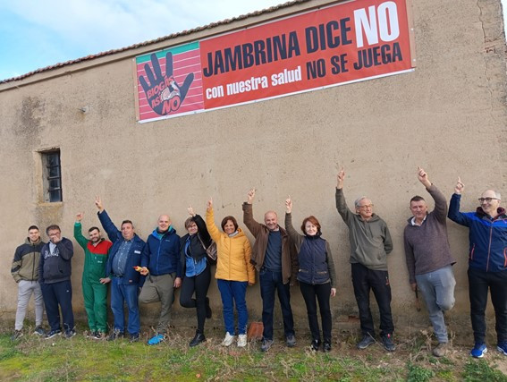 Vecinos con pancarta
