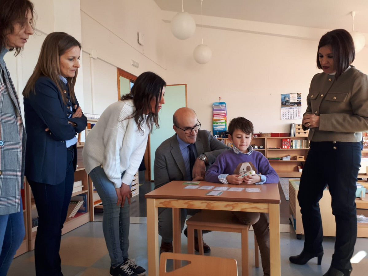 Delegado durante la visita al colegio de Faramontanos de Tu00e1bara