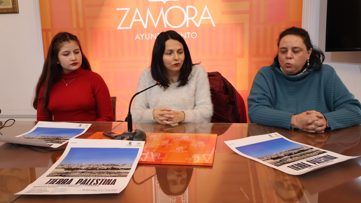 De izq a dcha. Galia Moreno, Maru00eda Eugenia Cabezas y Claudia Pu00e9rez