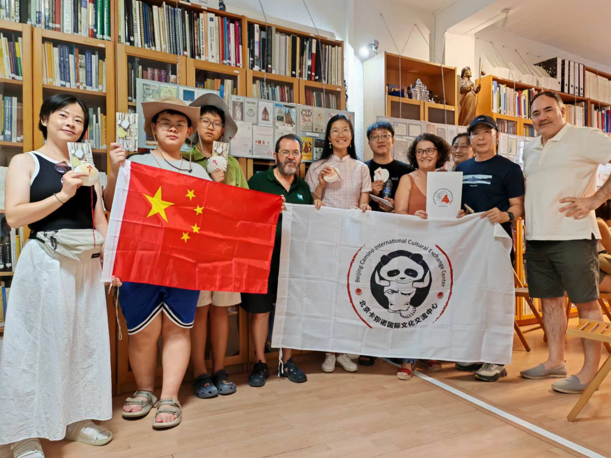 FOTO Correos facilita a los peregrinos chinos sus servicios para el Camino de Santiago (1)