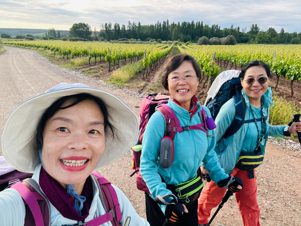 FOTO Correos facilita a los peregrinos chinos sus servicios para el Camino de Santiago