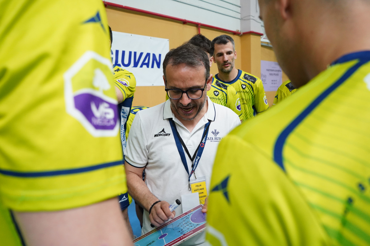 Fu00c9LIX MOJu00d3N, ENTRENADOR DEL BALONMANO CAJA RURAL DE ZAMORA