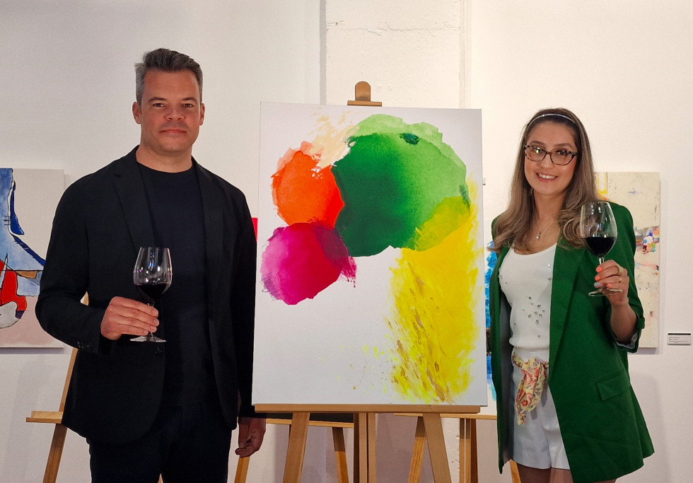 Manu Fariña y la ganadora del Concurso, Karla Lagos