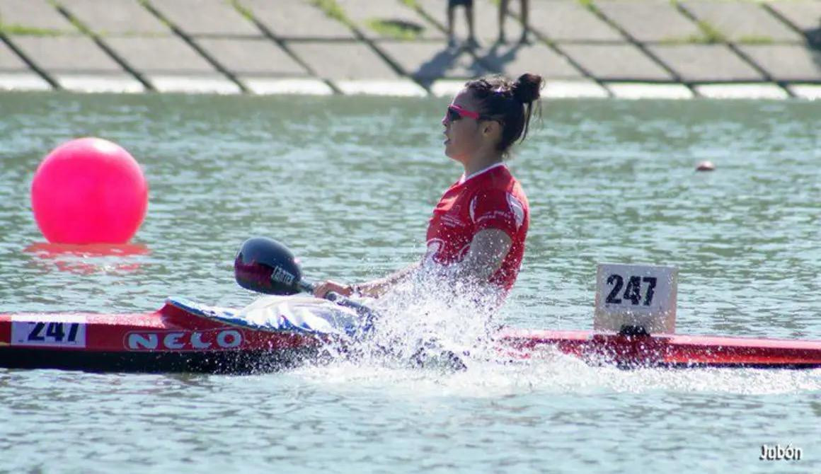 Ana Pelu00e1ez, en su piragua.