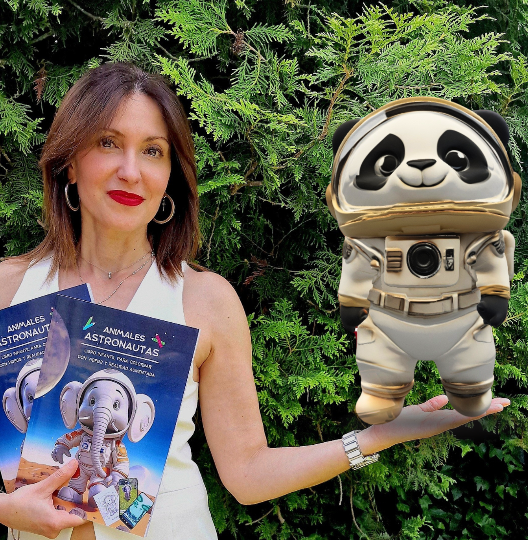 La autora, Teresa Pernu00eda, con uno de los personajes en 3D del libro Animales Astronautas