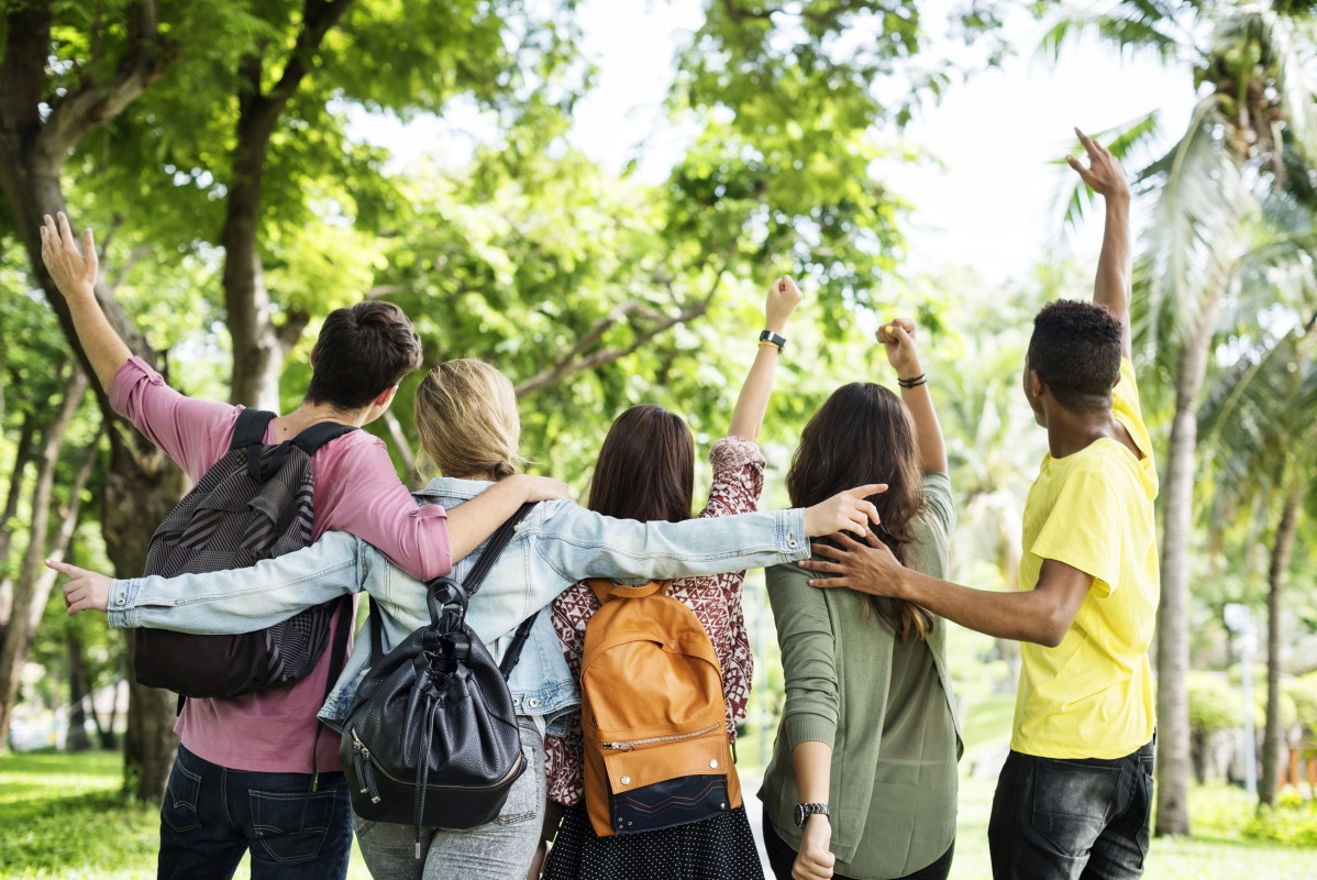 Jovenes amigos en el parque