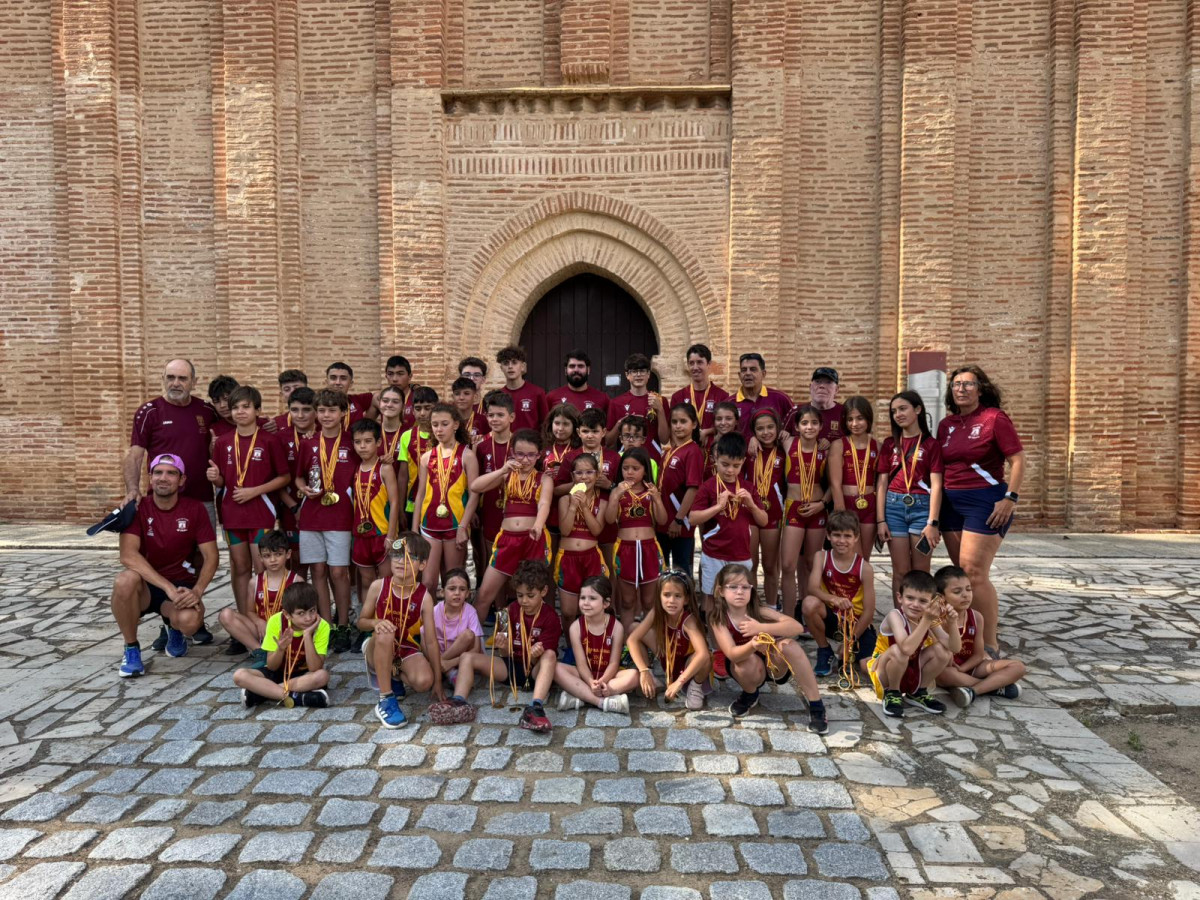 Foto de Familia de la escuela de atletismo vino toro caja rural con sus preseas 2025