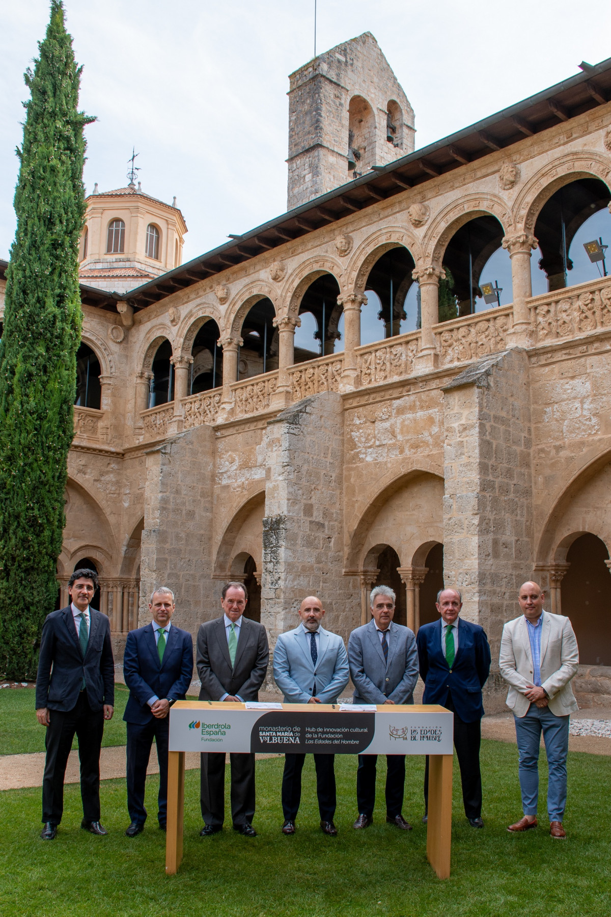 2025 07 2.  Foto de familia en el monasterio de Santa Maru00eda de Valbuena