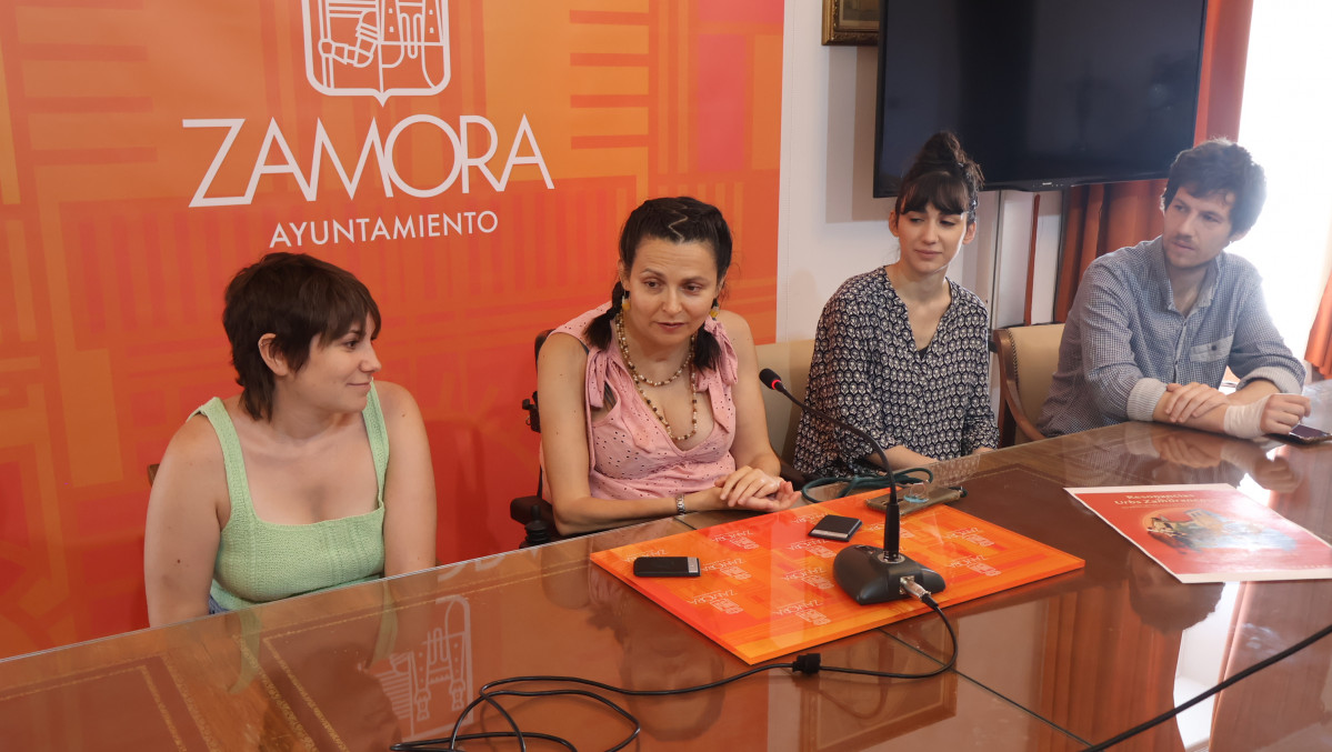 De izq. a dcha. Bea Barrios, Maru00eda Eugenia Cabezas, Clara Espinosa y Lucien Julien Laferriu00e8re