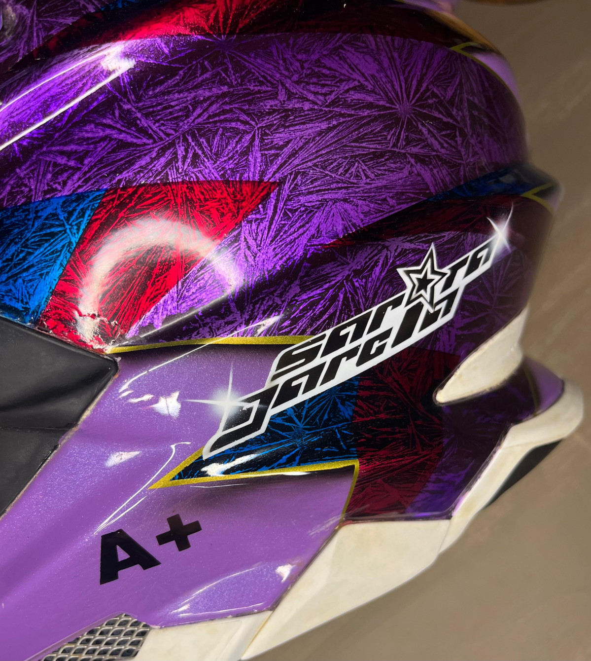 Detalle casco Sara Garcia temporada 2025 (6)