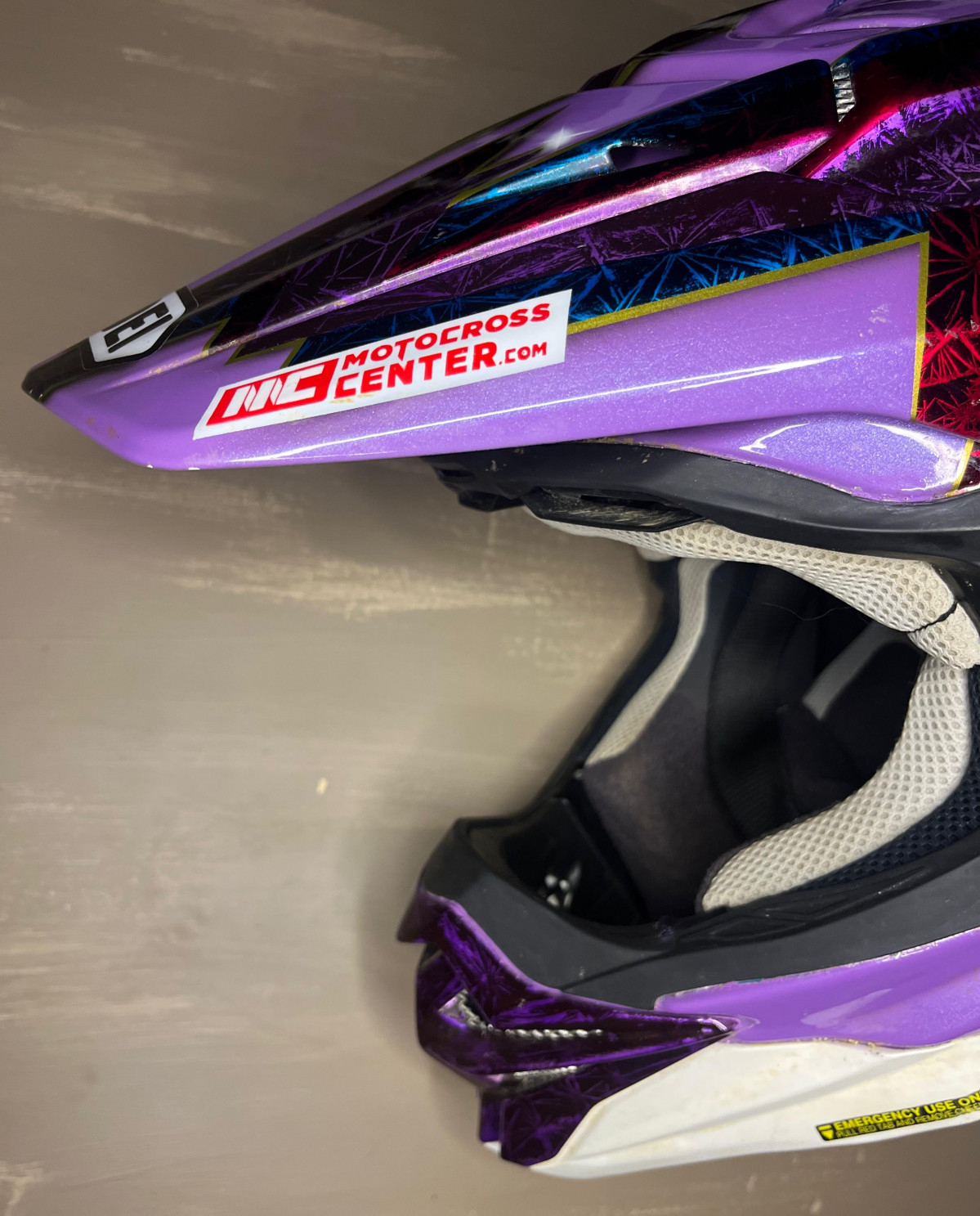 Detalle casco Sara Garcia temporada 2025 (5)