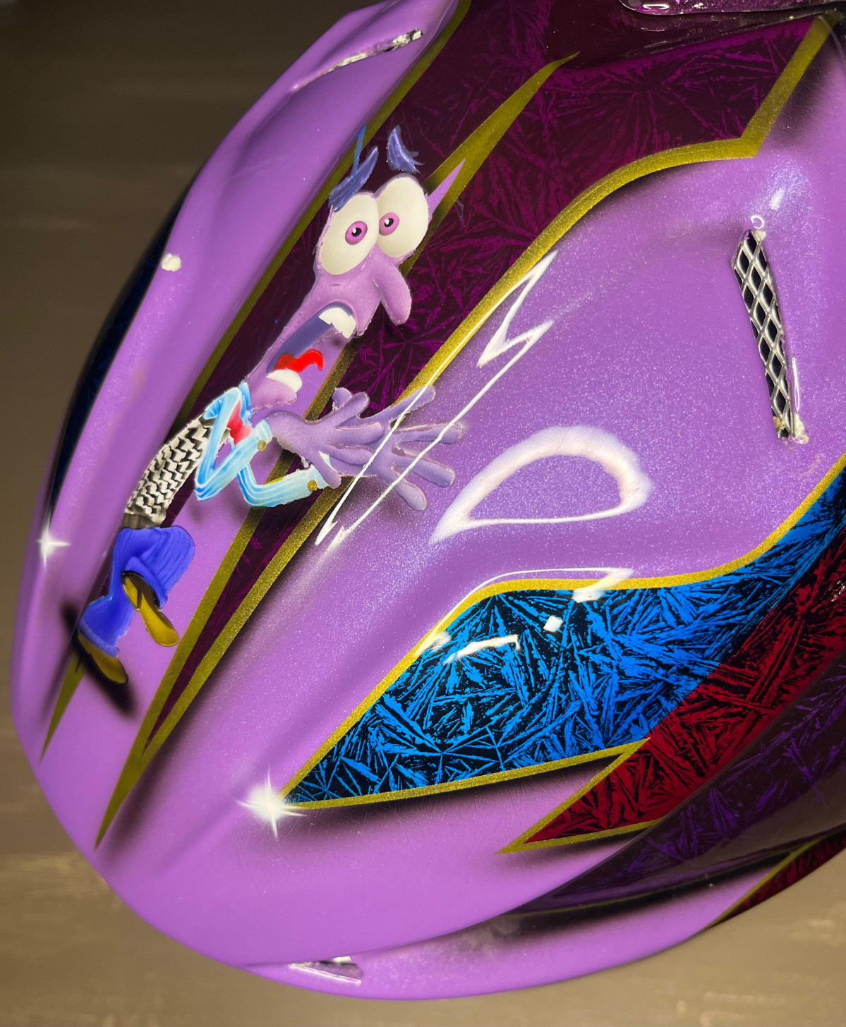 Detalle casco Sara Garcia temporada 2025 (2)