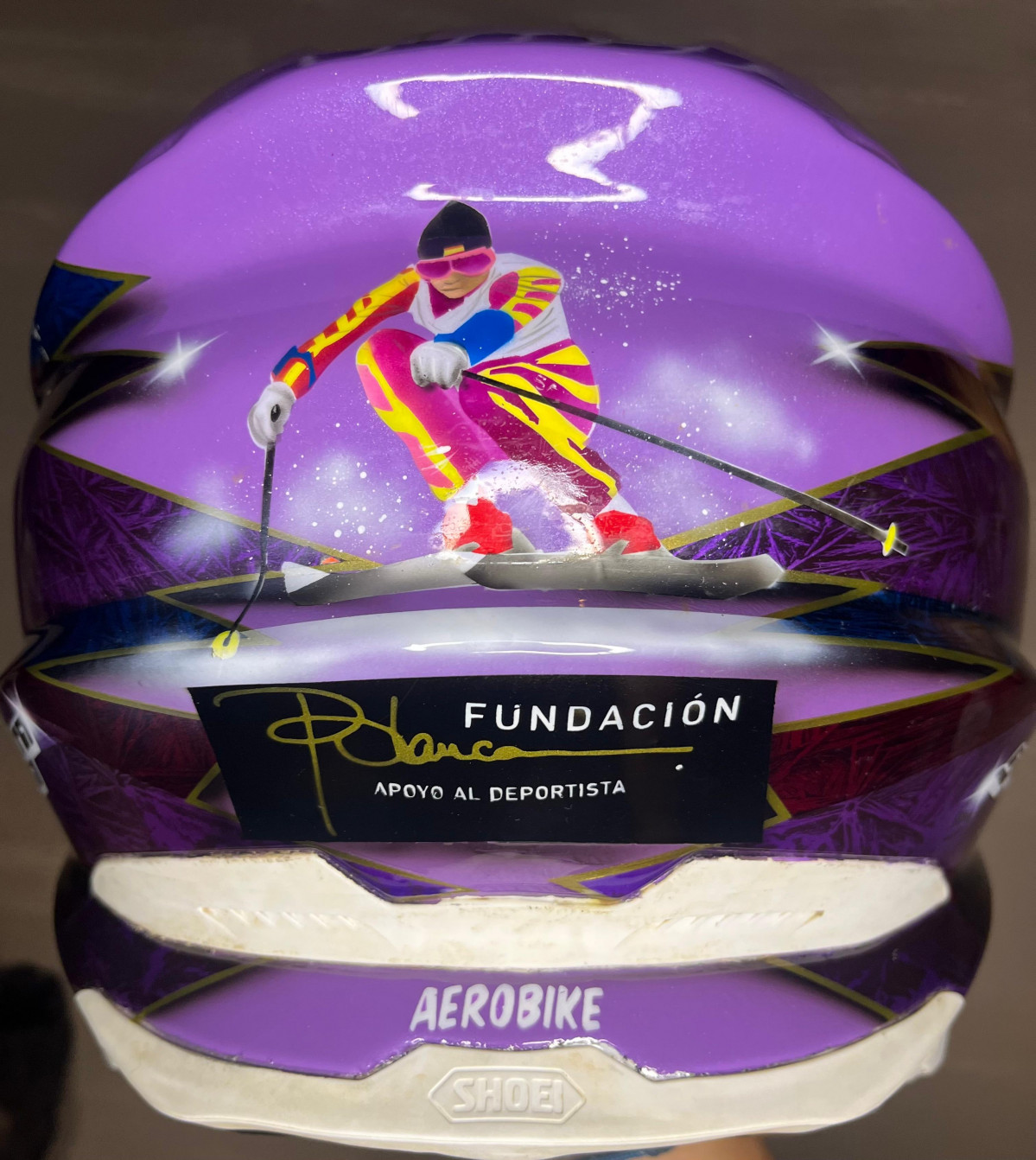Detalle casco Sara Garcia temporada 2025 (1)