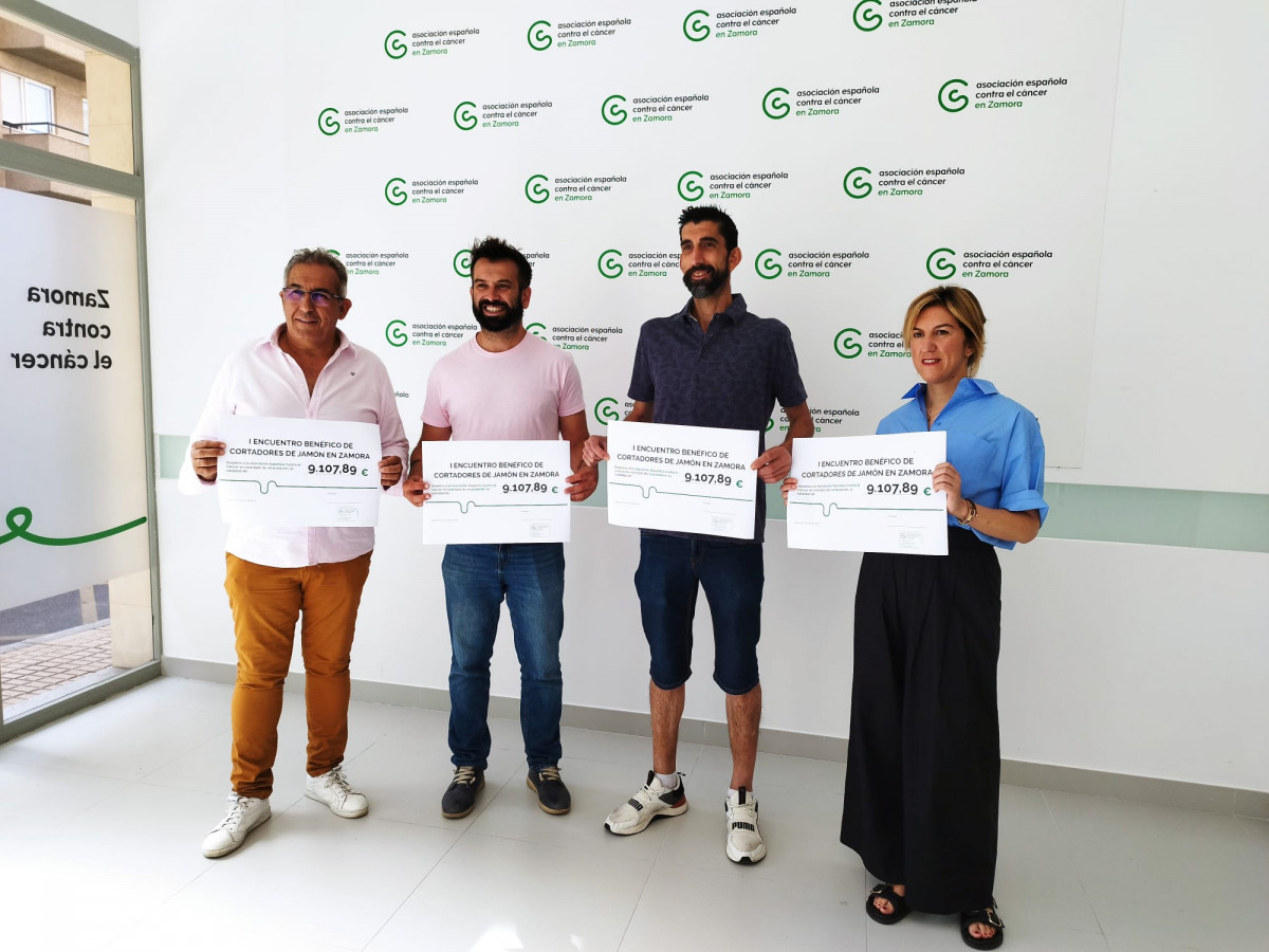 De izquierda a derecha, Jesu00fas Rodrigo, David Gago, Rau00fal Ariza y Juana Cuadrado, secretaria de la AECC