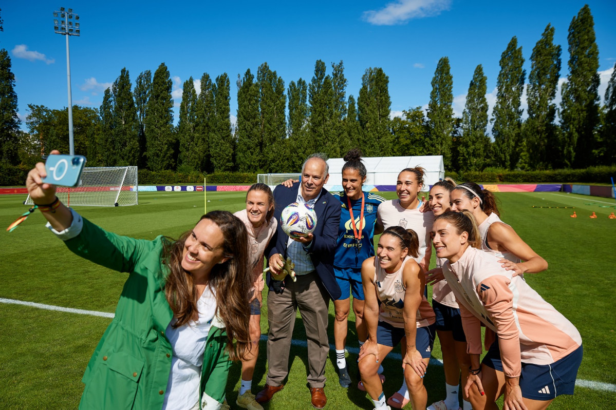 CEO Iberdrola Espau00f1a con algunas jugadoras