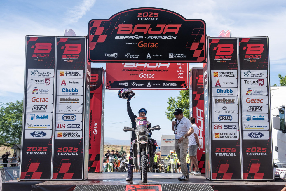 Sara Garcia podium llegada @victorcuervoibos