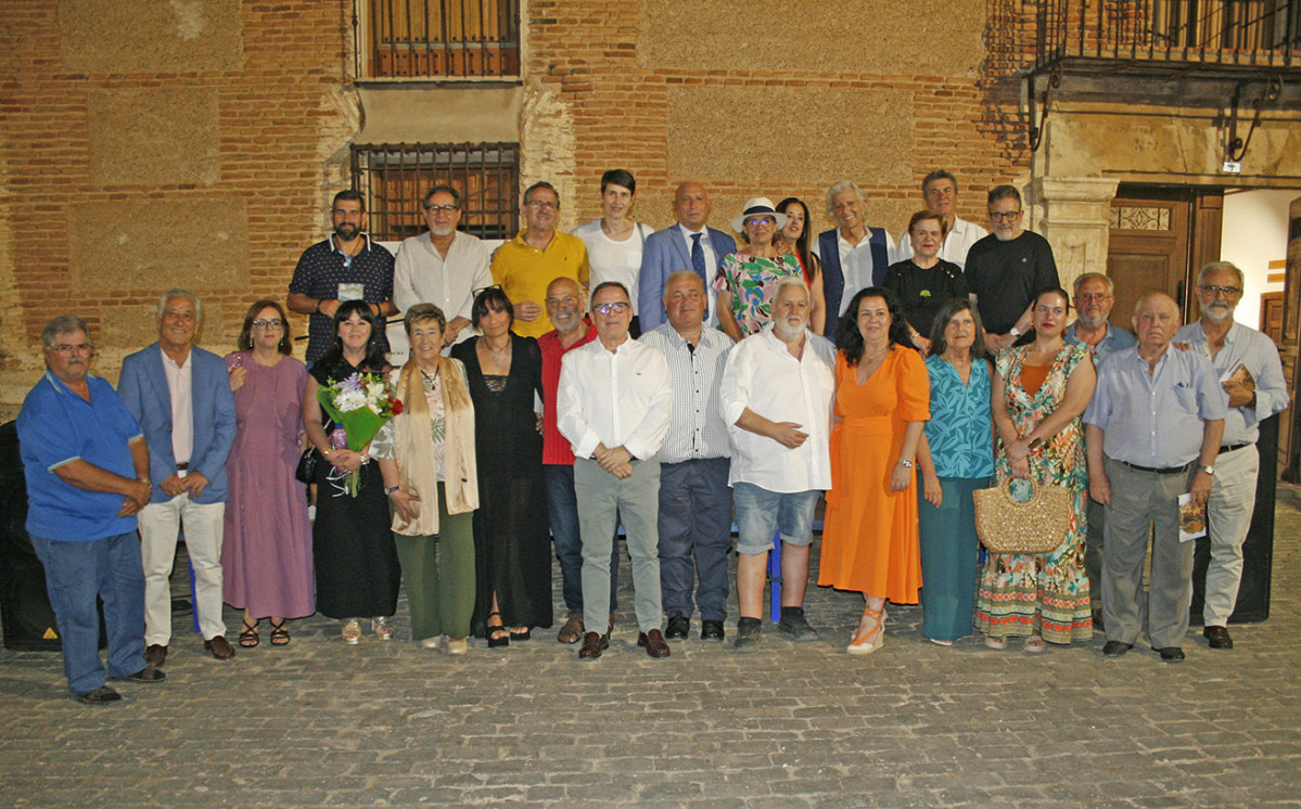 Foto de familia de los participantes a la actividad cultural 'Poesu00eda en Palacio' en Aldea del Rey
