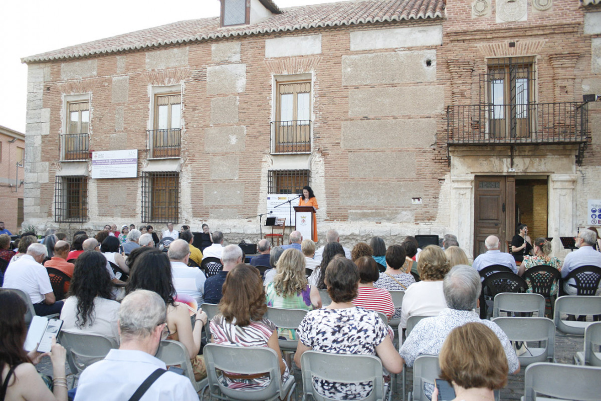 Explanada del Palacio de Claveru00eda durante la celebraciu00f3n de la actividad cultural 'Poesu00eda en Palacio'