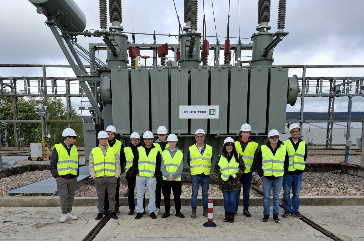 2025 08 08.  Alumnos junto al transformador de i DE de Villu00edmar