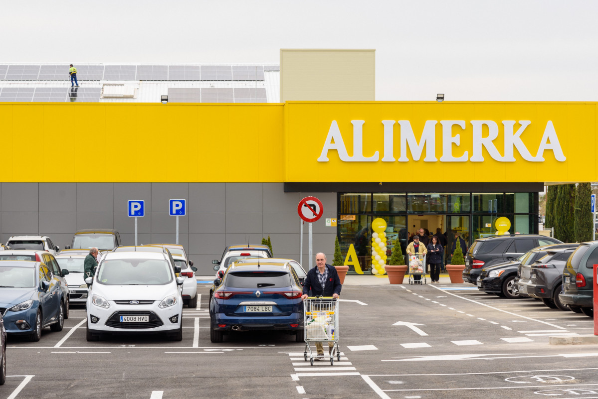 Los puntos de recarga se instalaru00e1n en los aparcamientos de Alimerka